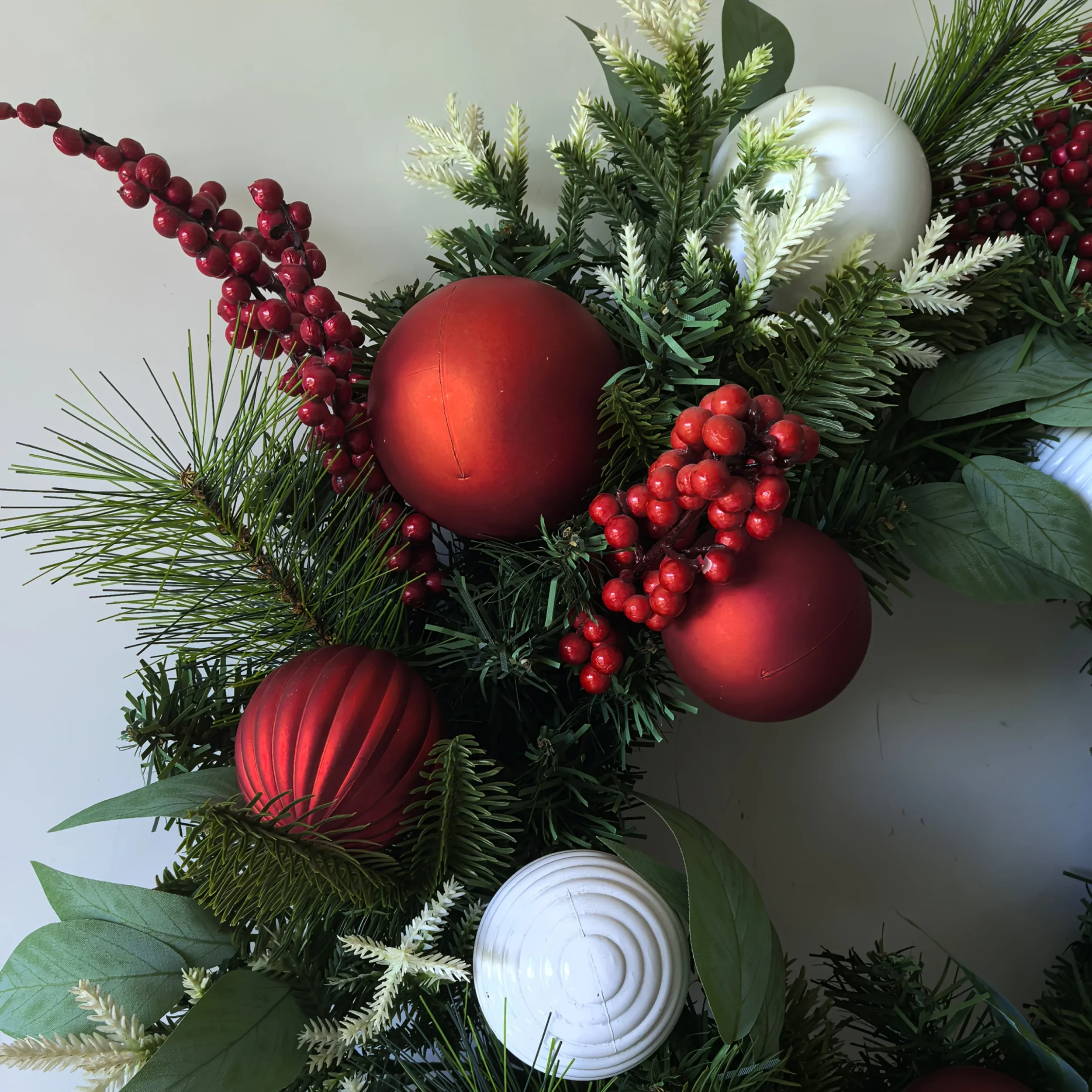 a2074a61-0677-40d5-a89c-707299c2f95d.webp 24" Christmas Wreath with Berry Clusters & Ball Ornaments