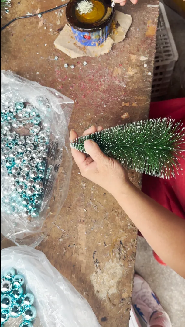 From Raw Materials to Global Shipping: How Artificial Plants, Wreaths, Garlands & Seasonal Decorations Are Made 3